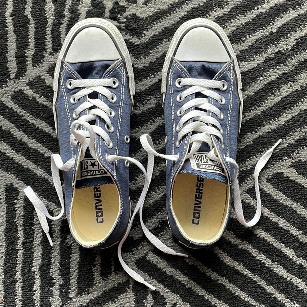 Low-top Navy Blue Converse